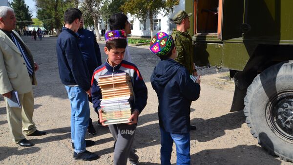 Юнармейцы Душанбе поздравили школьников Куляба с Наврузом - Sputnik Таджикистан