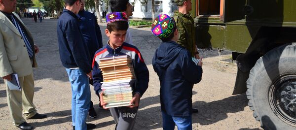 Юнармейцы Душанбе поздравили школьников Куляба с Наврузом - Sputnik Таджикистан