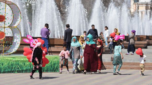 Люди гуляют на улице, архивное фото - Sputnik Таджикистан