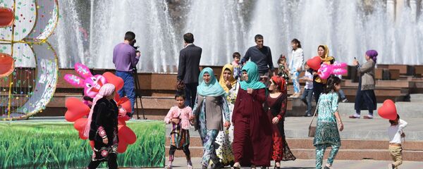 Люди гуляют на улице, архивное фото Люди гуляют на улице, архивное фото - Sputnik Таджикистан