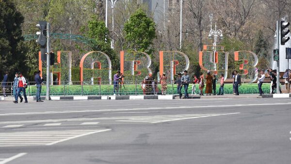 Праздничные украшения на Навруз в Душанбе, архивное фото - Sputnik Тоҷикистон