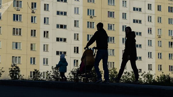 Мужчина и женщина с ребенком идут по тротуару. Архивное фото - Sputnik Таджикистан