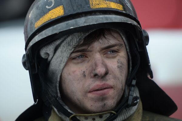 Сотрудник пожарной охраны МЧС во время тушения пожара в торговом центре Зимняя вишня в Кемерове - Sputnik Таджикистан