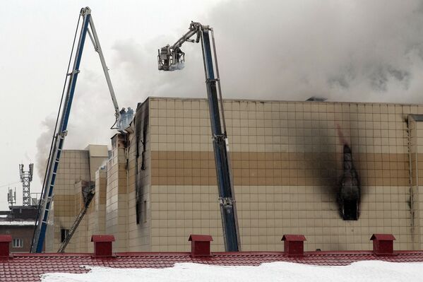 Сотрудники пожарной охраны МЧС борются с пожаром в торговом центре Зимняя вишня в Кемерове - Sputnik Таджикистан