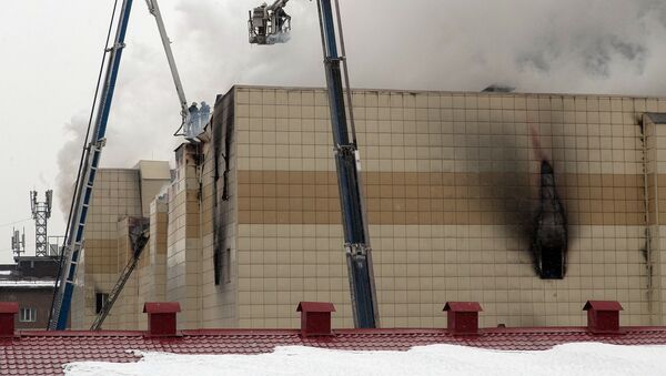 Сотрудники пожарной охраны МЧС борются с пожаром в торговом центре Зимняя вишня в Кемерове - Sputnik Таджикистан