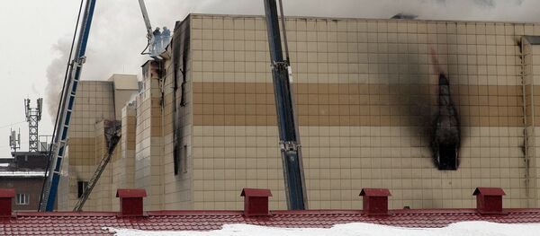 Сотрудники пожарной охраны МЧС борются с пожаром в торговом центре Зимняя вишня в Кемерове - Sputnik Таджикистан