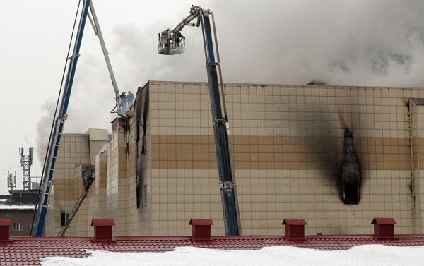 Сотрудники пожарной охраны МЧС борются с пожаром в торговом центре «Зимняя вишня» в Кемерово - Sputnik Тоҷикистон