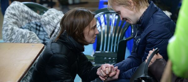 Родственники одного из пропавших без вести при пожаре в торговом центре «Зимняя вишня» в Кемерово Родственники одного из пропавших без вести при пожаре в торговом центре «Зимняя вишня» в Кемерово - Sputnik Таджикистан