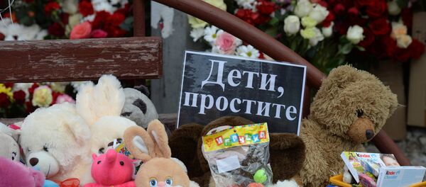 Цветы в память о погибших в ТЦ Зимняя вишня - Sputnik Таджикистан