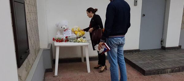 Люди несут цветы к посольству РФ в Душанбе - Sputnik Таджикистан