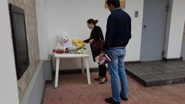 Люди несут цветы к посольству РФ в Душанбе - Sputnik Таджикистан