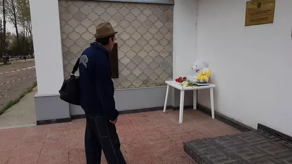 Аммо мардум ин монеаҳоро гузашта, ёди кӯдакону калонсолони қурбоншударо гиромӣ медоранд Аммо мардум ин монеаҳоро гузашта, ёди кӯдакону калонсолони қурбоншударо гиромӣ медоранд - Sputnik Тоҷикистон