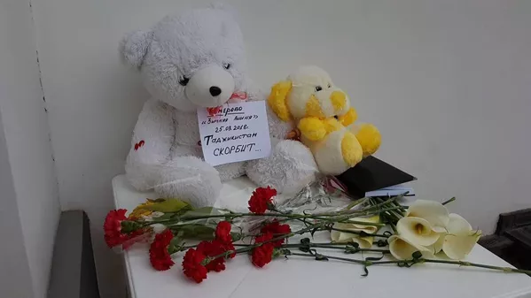 Кемерово, Зимняя вишня 25.03.2018 Тоҷикистон ҳамдард аст,- навишта шудааст дар яке аз ёддоштҳое, ки бо хирсаки сафед якҷоя гузошта шудааст Кемерово, Зимняя вишня 25.03.2018 Тоҷикистон ҳамдард аст,- навишта шудааст дар яке аз ёддоштҳое, ки бо хирсаки сафед якҷоя гузошта шудааст - Sputnik Тоҷикистон