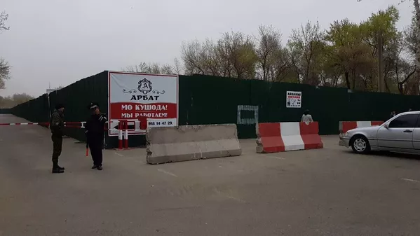 Ба он нигоҳ накарда, ки имрӯз рӯзи корӣ аст, сокинон вақт пайдо карда ба сафорат меоянд Ба он нигоҳ накарда, ки имрӯз рӯзи корӣ аст, сокинон вақт пайдо карда ба сафорат меоянд - Sputnik Тоҷикистон