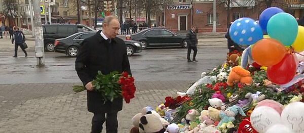 Путин возложил цветы на месте трагедии в Кемерове - Sputnik Тоҷикистон