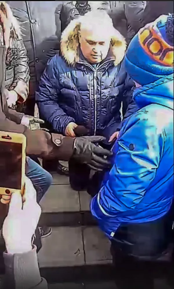 Вице-губернатор Кемеровской области Сергей Цивилев на коленях попросил у кемеровчан прощения за Зимнюю вишню Вице-губернатор Кемеровской области Сергей Цивилев на коленях попросил у кемеровчан прощения за Зимнюю вишню - Sputnik Тоҷикистон