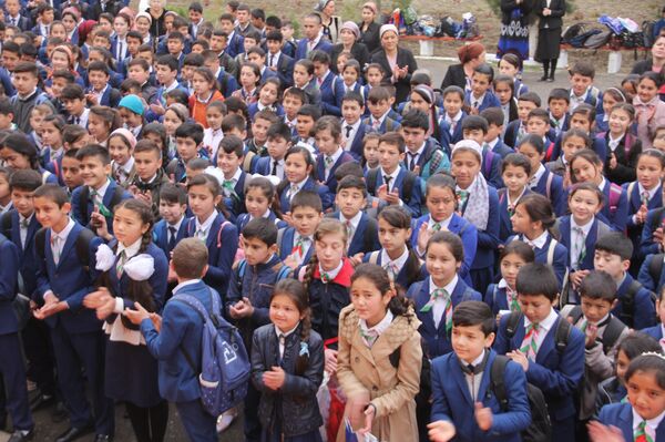 Школьники в городе Исфаре, архивное фото - Sputnik Тоҷикистон