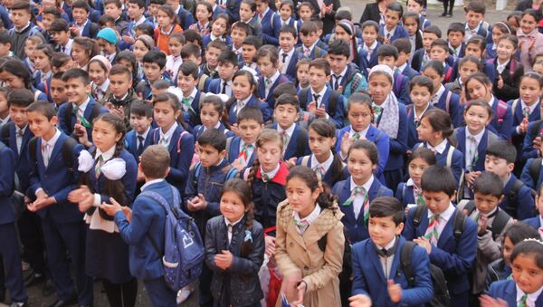 Школьники в городе Исфаре, архивное фото - Sputnik Таджикистан