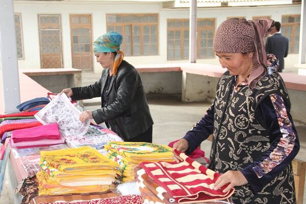 Савдогарон дар бозори нав дар Исфара - Sputnik Тоҷикистон