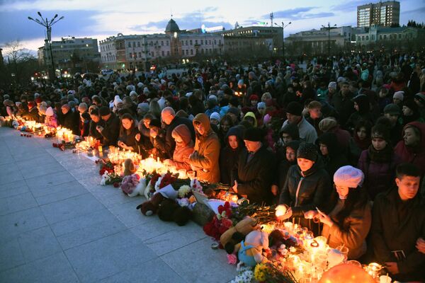 Акции в память о погибших при пожаре в ТЦ Зимняя вишня - Sputnik Таджикистан