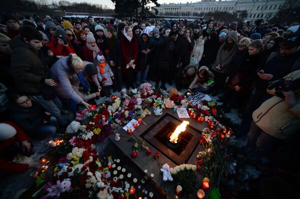 Акции в память о погибших при пожаре в ТЦ Зимняя вишня - Sputnik Таджикистан