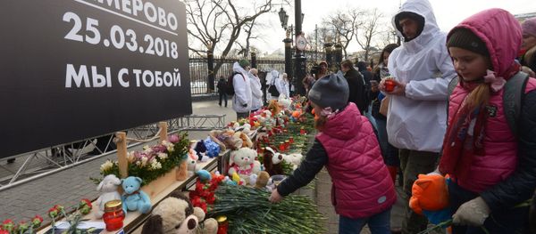 Акции в память о погибших при пожаре в ТЦ Зимняя вишня - Sputnik Таджикистан