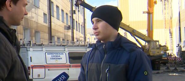 Очевидец рассказал, как вынес троих детей из горящего ТЦ Зимняя вишня - Sputnik Таджикистан