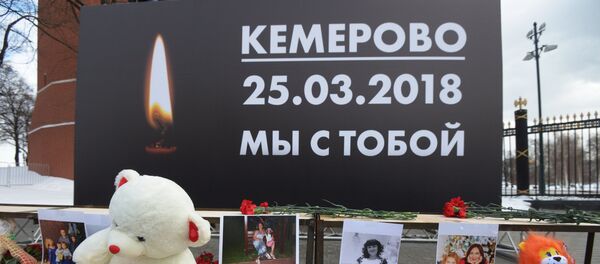 Акции в память о погибших при пожаре в ТЦ Зимняя вишня - Sputnik Таджикистан