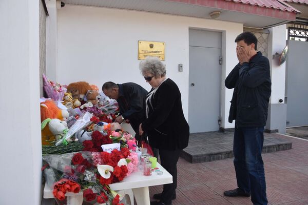 Акция у посольства РФ в Таджикистане в память о погибших при пожаре в Кемерове - Sputnik Таджикистан