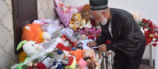 Акция у посольства РФ в Таджикистане в память о погибших при пожаре в Кемерове - Sputnik Таджикистан