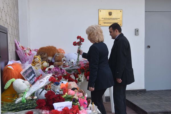 Акция у посольства РФ в Таджикистане в память о погибших при пожаре в Кемерове - Sputnik Таджикистан