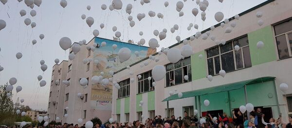 Российские военнослужащие 201-й военной базы выпустили в небо белые шары в память о погибших в Зимней вишне - Sputnik Таджикистан