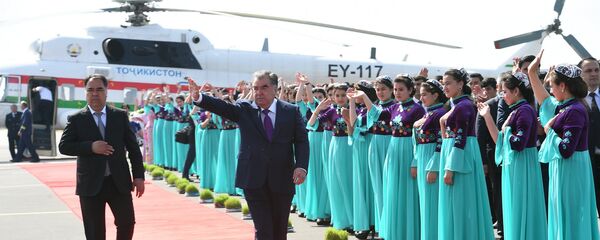 Эмомали Рахмон в аэропорту Худжанда, архивное фото - Sputnik Тоҷикистон