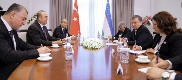 Шавкат Мирзиёев принял министра иностранных дел Турции Мевлюта Чавушоглу, принявшего участие в международной конференции Мирный процесс, сотрудничество в сфере безопасности и региональное взаимодействие. - Sputnik Таджикистан