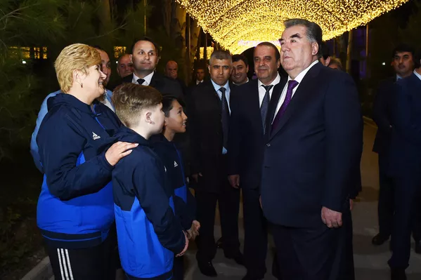 Дар Осоишгоҳи Баҳористон ногоҳ аз сари роҳи раисҷумҳур шаҳрвандони Қазоқистон баромаданд ва бо кишвардор мулоқот карданд Дар Осоишгоҳи Баҳористон ногоҳ аз сари роҳи раисҷумҳур шаҳрвандони Қазоқистон баромаданд ва бо кишвардор мулоқот карданд - Sputnik Тоҷикистон