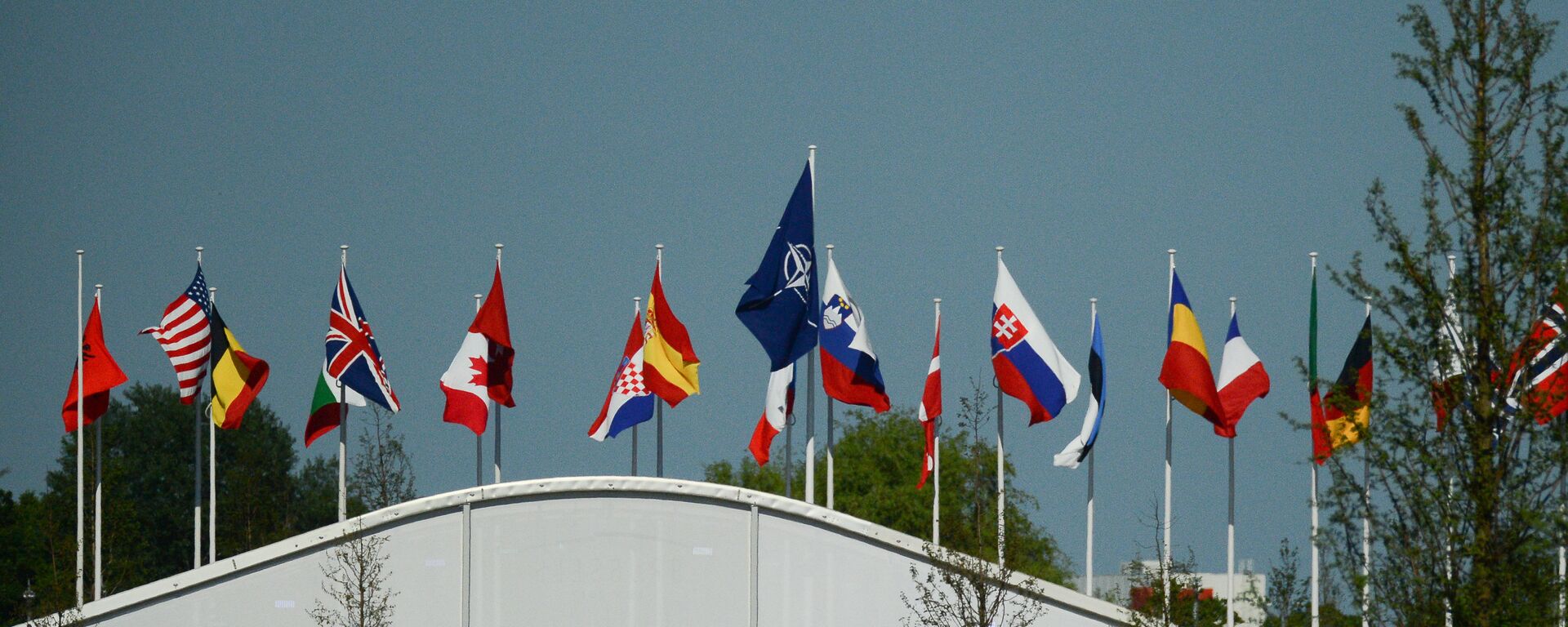 Флаги стран-участниц НАТО над офисом НАТО в Брюсселе, архивное фото - Sputnik Таджикистан, 1920, 30.03.2018
