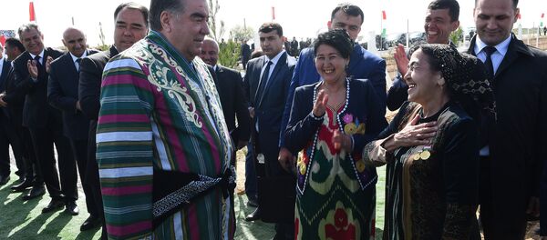 Дар Истаравшан ба раисҷумҳур ҷома пӯшониданд - Sputnik Тоҷикистон