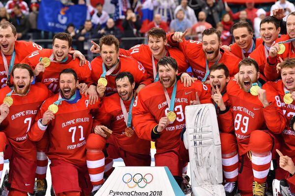 Российские хоккеисты на церемонии награждения золотыми медалями на зимних Олимпийских играх - Sputnik Таджикистан