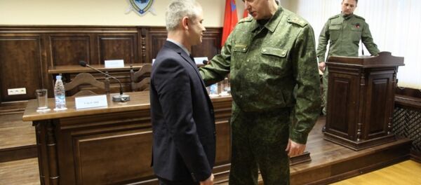 Александр Бастрыкин наградил Фарзона Салимова за спасение людей в Кемерово Александр Бастрыкин наградил Фарзона Салимова за спасение людей в Кемерово - Sputnik Таджикистан