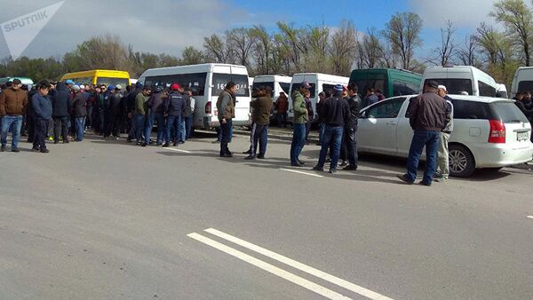 Водители маршрутного такси во время забастовки в Бишкеке - Sputnik Таджикистан