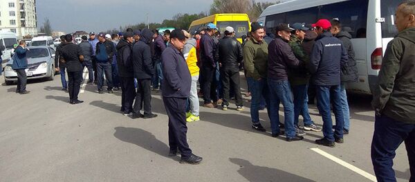 Водители маршрутного такси во время забастовки в Бишкеке - Sputnik Тоҷикистон