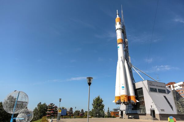 Макет ракеты-носителя Союз – установлен на площади Козлова в честь юбилея полета Юрия Гагарина в 2001 году - Sputnik Таджикистан