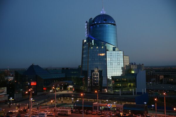 Железнодорожный вокзал – здание построено в 2001 году. Самый высокий вокзал Европы, его высота со шпилем 101 метр. На 18-м этаже находится смотровая площадка - Sputnik Таджикистан