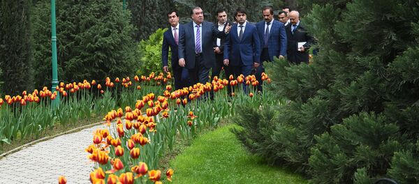 Эмомали Рахмон и Рустам Эмомали осматривают новый бульвар в Душанбе - Sputnik Тоҷикистон