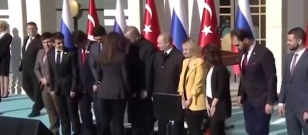 Эрдоган увел девушку у Путина ради хорошего фото - Sputnik Таджикистан