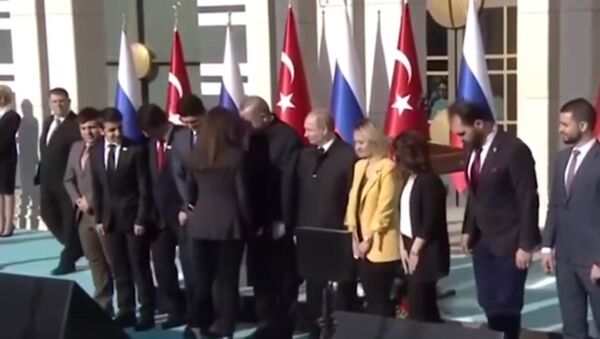 Эрдоган увел девушку у Путина ради хорошего фото - Sputnik Тоҷикистон