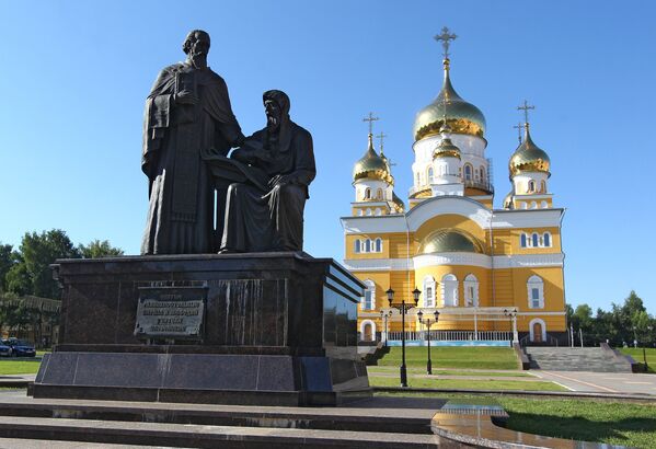 Памятник святым Кириллу и Мефодию в Саранске - Sputnik Таджикистан