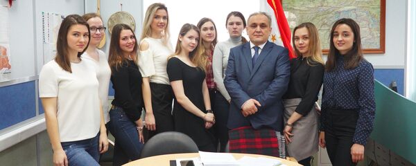 Студенты МГЛУ на занятии, архивное фото - Sputnik Тоҷикистон