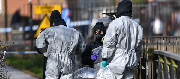 Британские специалисты во время расследования отравления экс-полковника ГРУ Сергея Скрипаля и его дочери (16 марта 2018). Солсбери, Великобритания - Sputnik Тоҷикистон