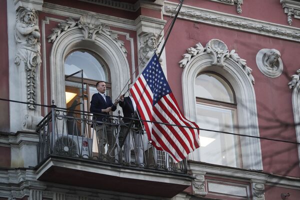 Сотрудники дипмиссии снимают государственный флаг США со здания американского генконсульства на Фурштатской улице в Санкт-Петербурге - Sputnik Таджикистан